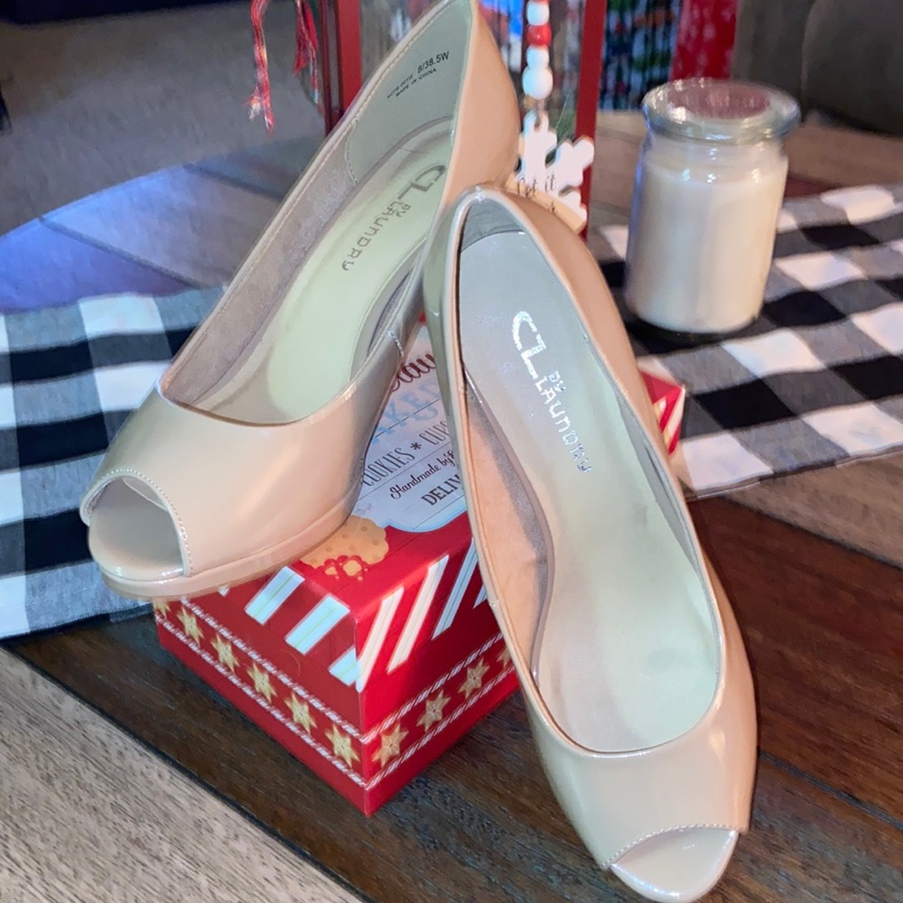 Beige Heels CL by Laundry